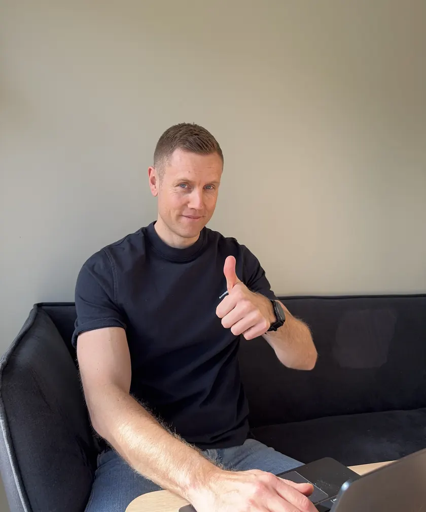 Robert Grane gir tommel opp foran laptopen