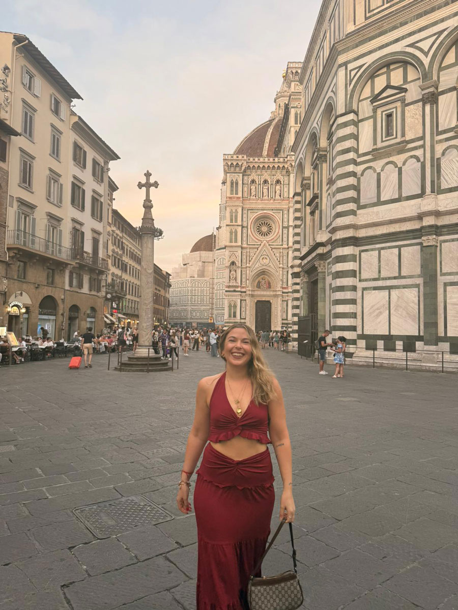 La entrenadora lleva un vestido rojo.