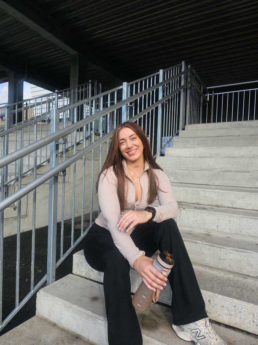 Treneren poserer med drinken sin