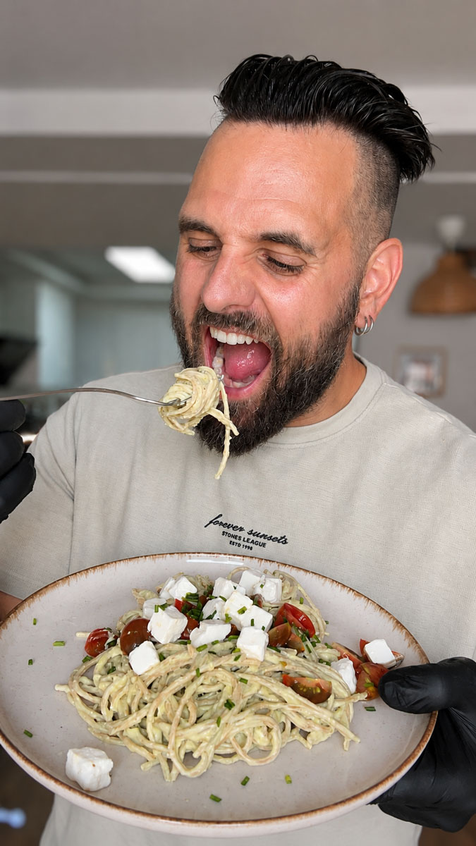 El entrenador está comiendo la comida saludable.