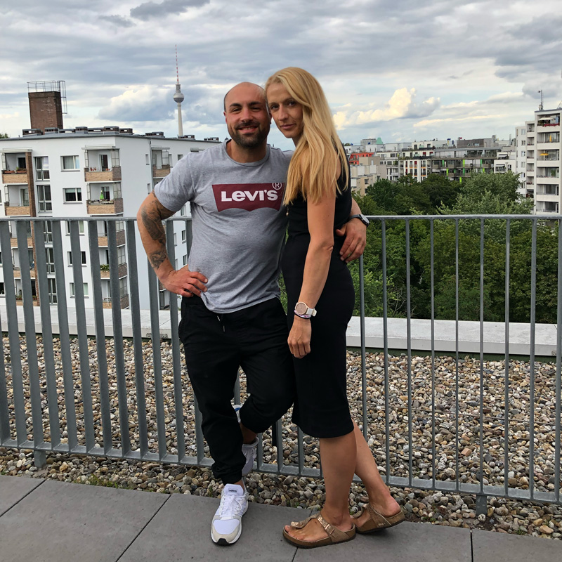 Der Trainer bereitet sich darauf vor, ein Gericht zu essen, das er gerade zubereitet hat.