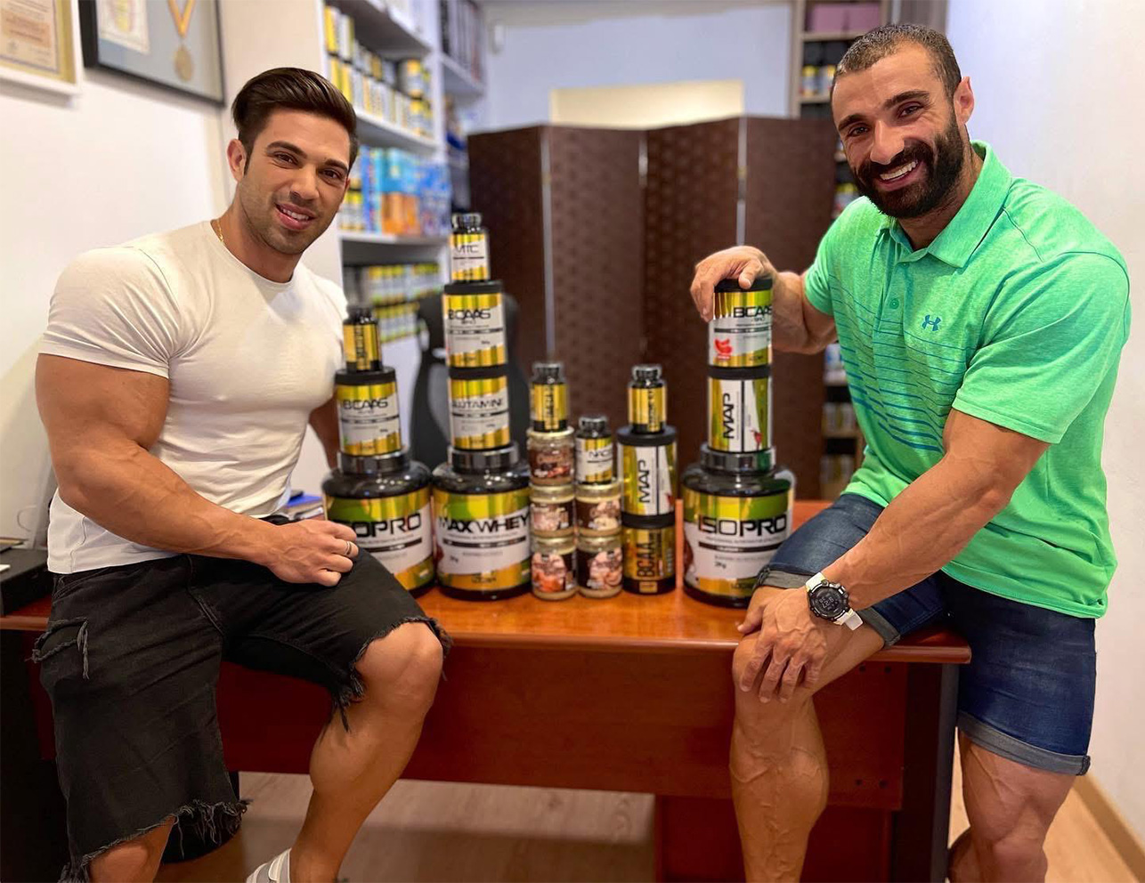 Entrenador posando con proteína en polvo