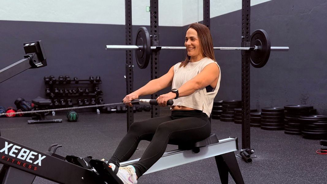 La entrenadora está haciendo ejercicio en el gimnasio.