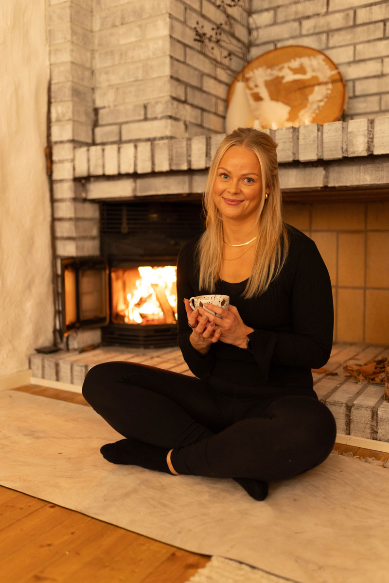 Tränaren sitter framför brandväggen.