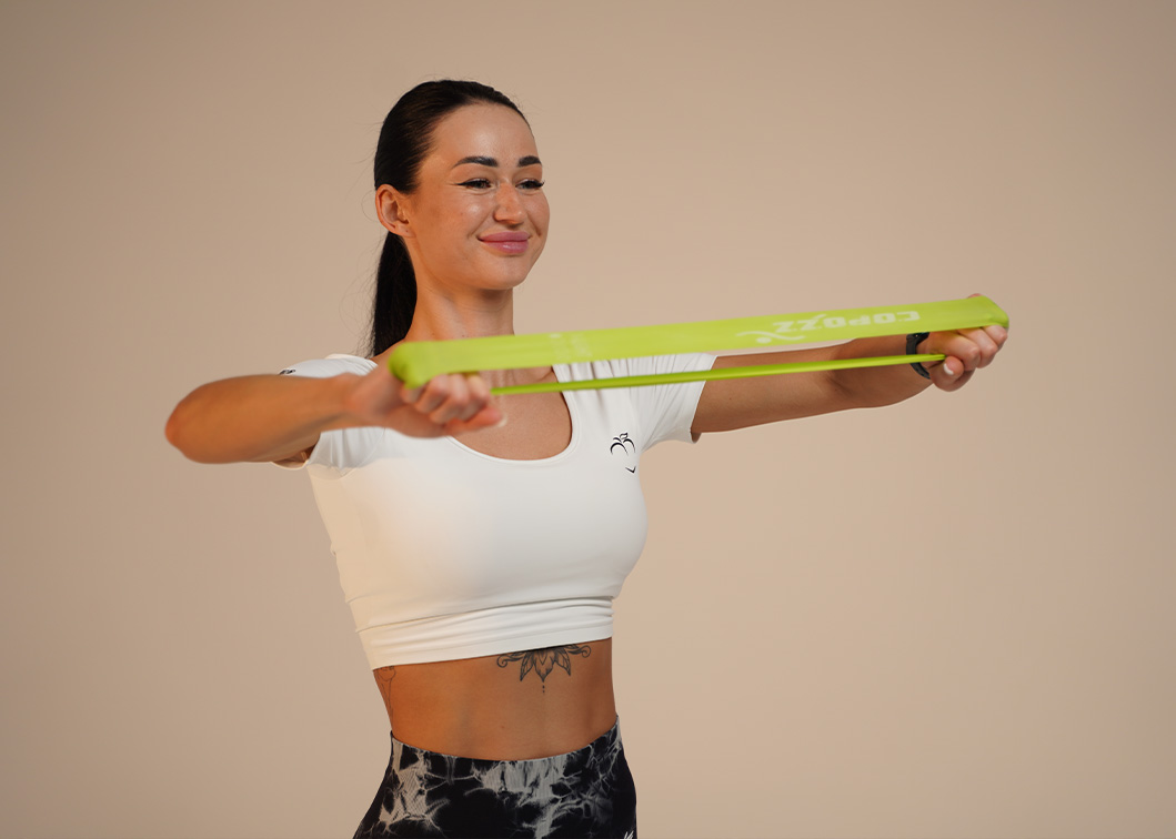 Coachen trener med strikkeband og smiler mot kamera