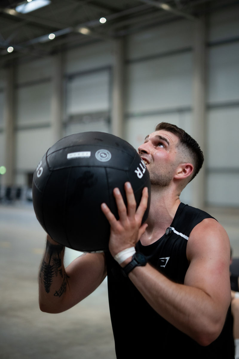 Der Trainer trainiert im Fitnessstudio.