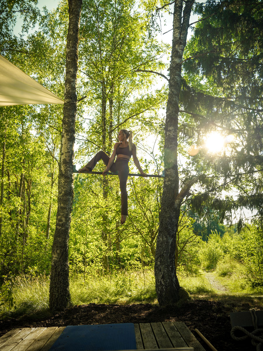 En bild av tränaren som gör en yogaposition