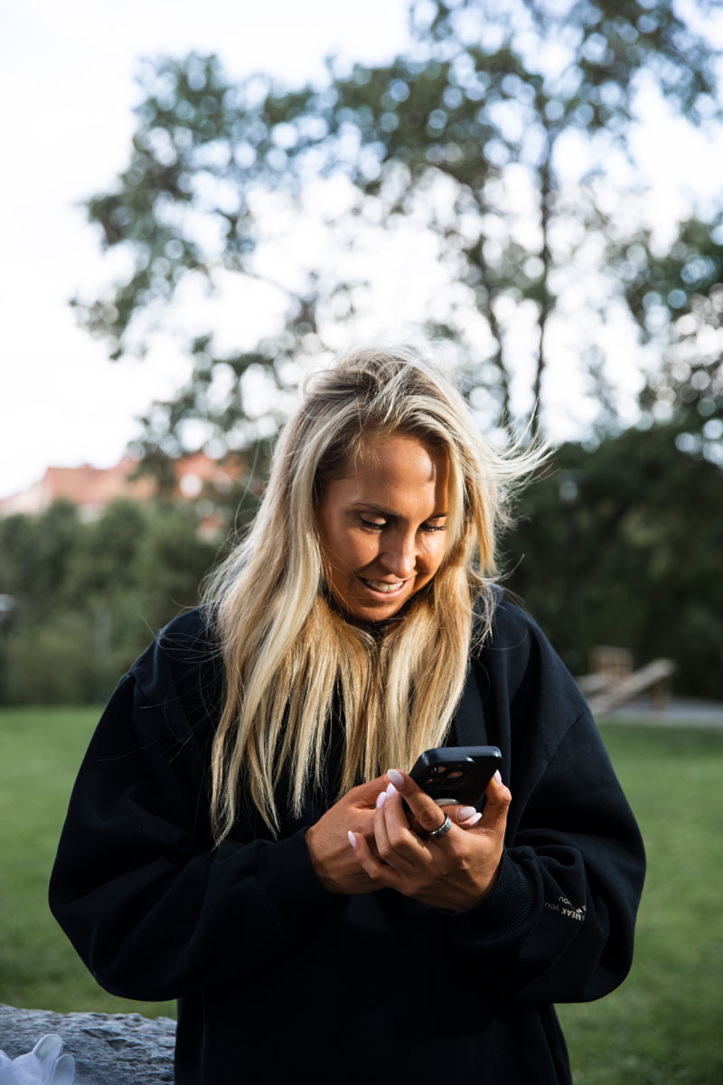 Tränaren tittar på telefonen.