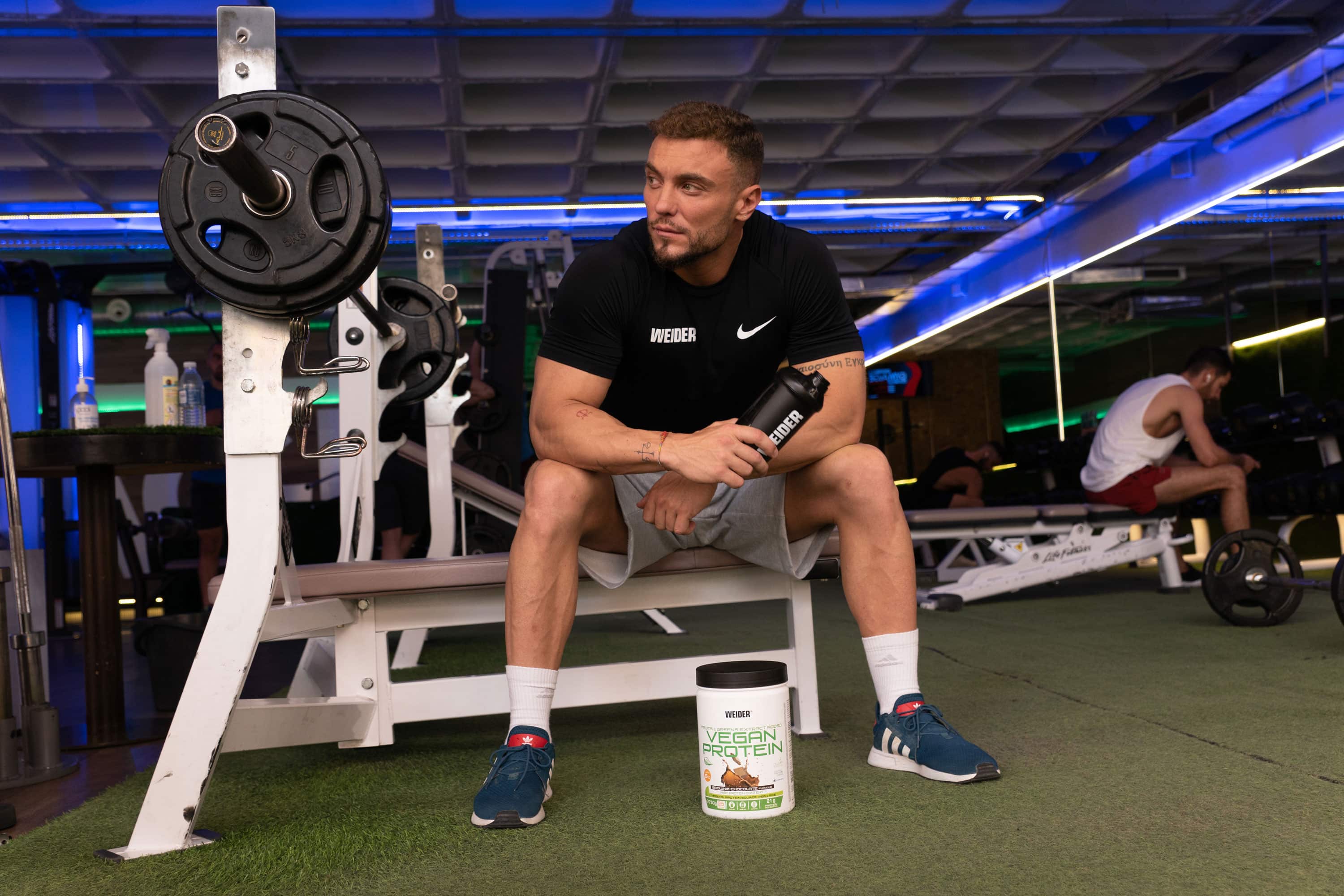 Coach Alberto sentado en un press de banca en el gimnasio.