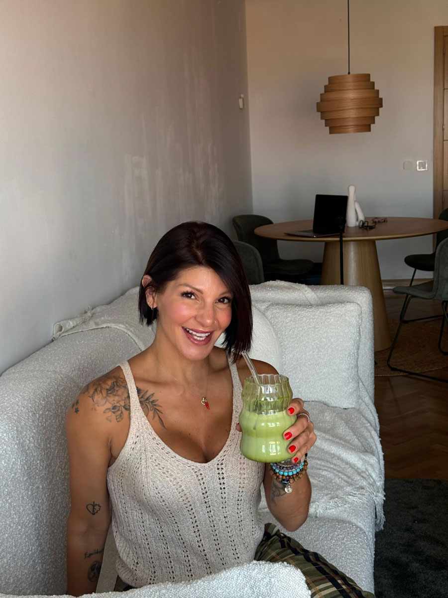 Una foto de la entrenadora sonriendo en la cocina