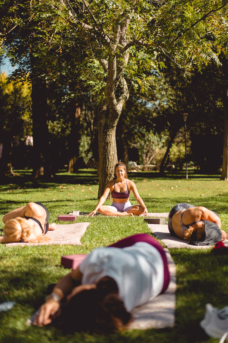 A Bárbara Koehler está a meditar enquanto pratica ioga.