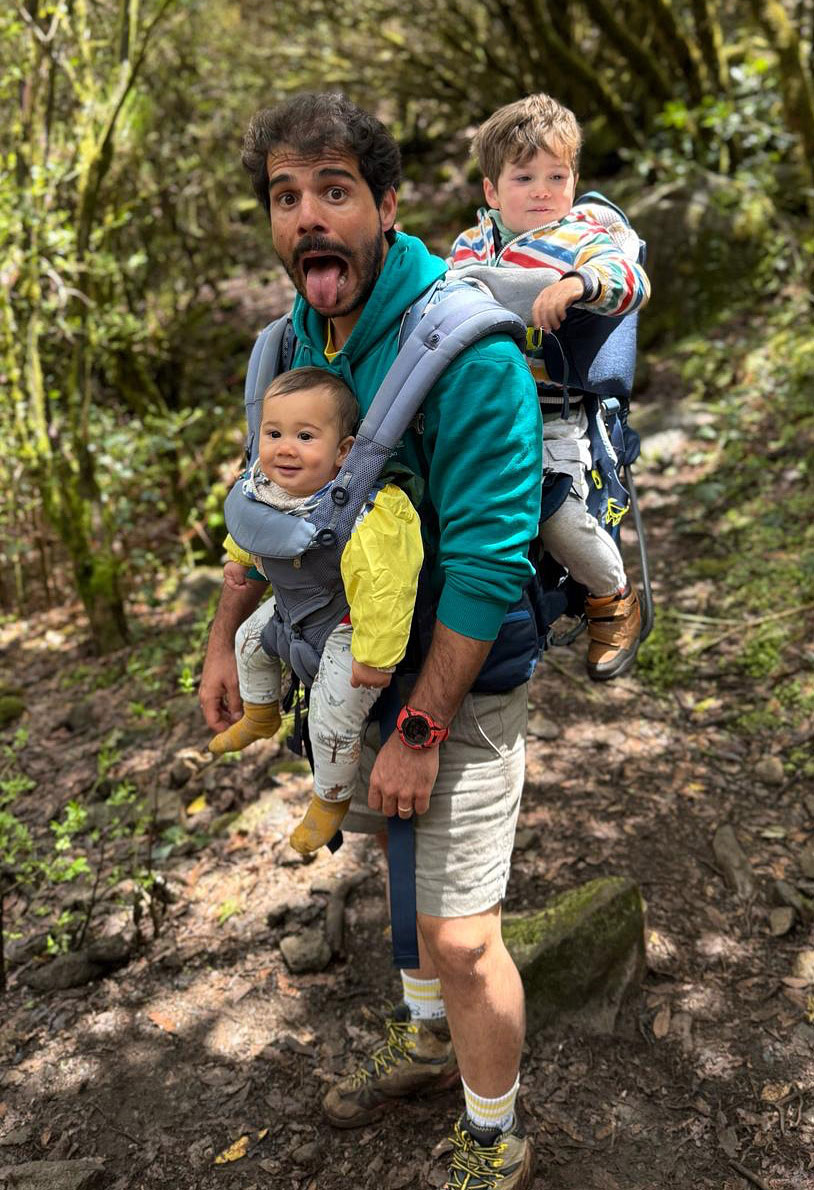 O treinador em trilho a carregar dois filhos.